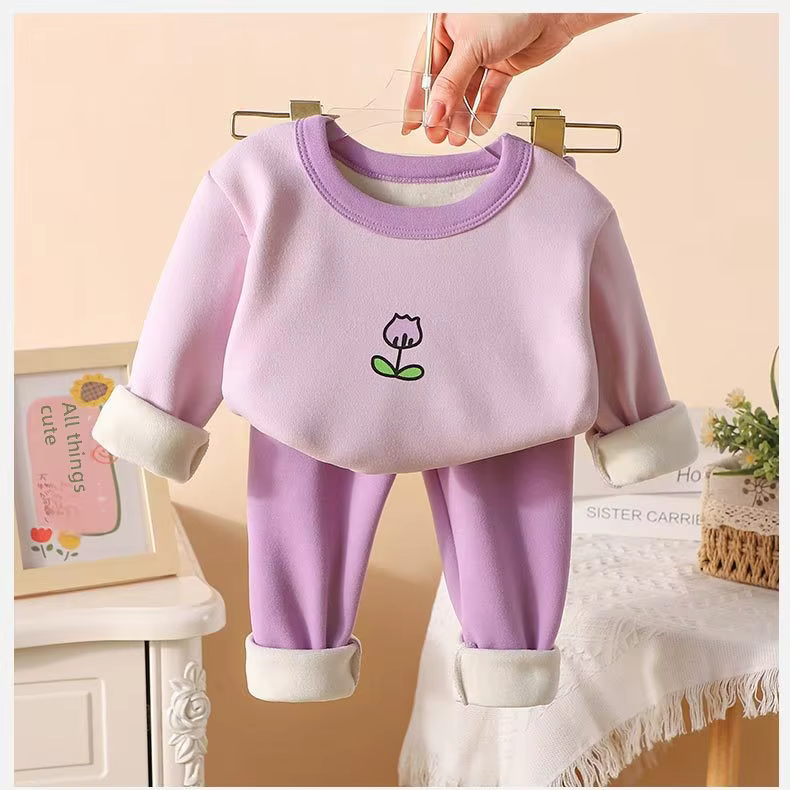 Vista frontal del conjunto de lana para niñas puesto