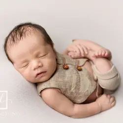 Conjunto chaleco y pantalón corto a cuadros para recién nacido
