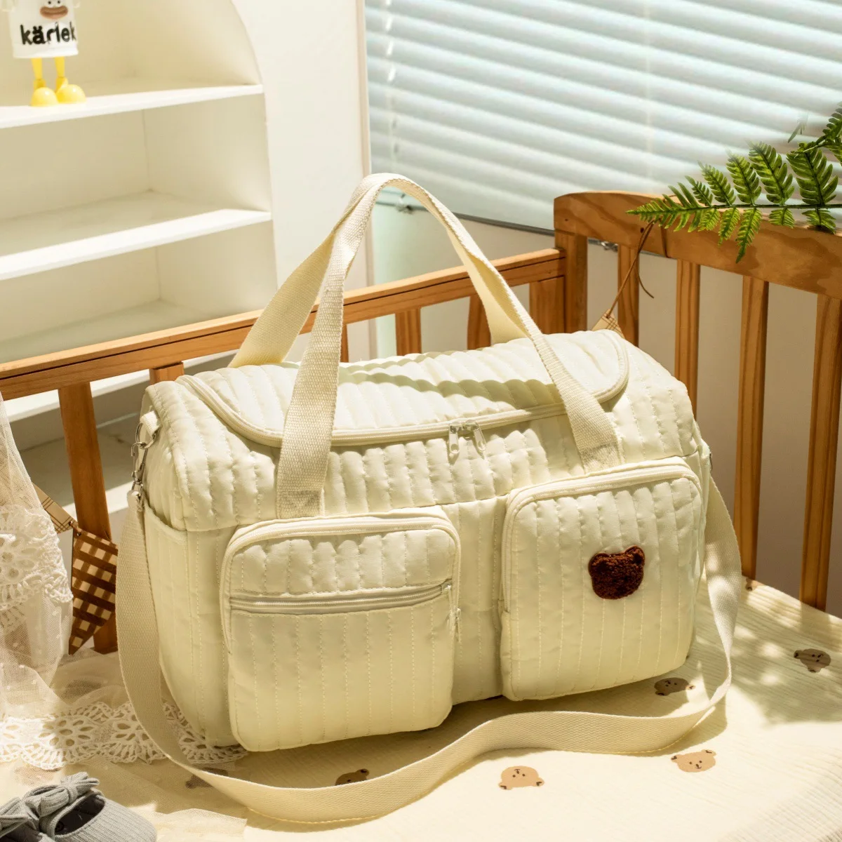Bolso de maternidad con compartimentos y uso práctico
