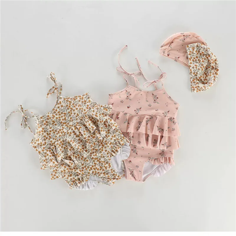 Vista frontal del conjunto completo con gorro