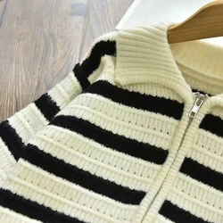 Cárdigan niño de punto con cremallera y rayas, cuello vuelto