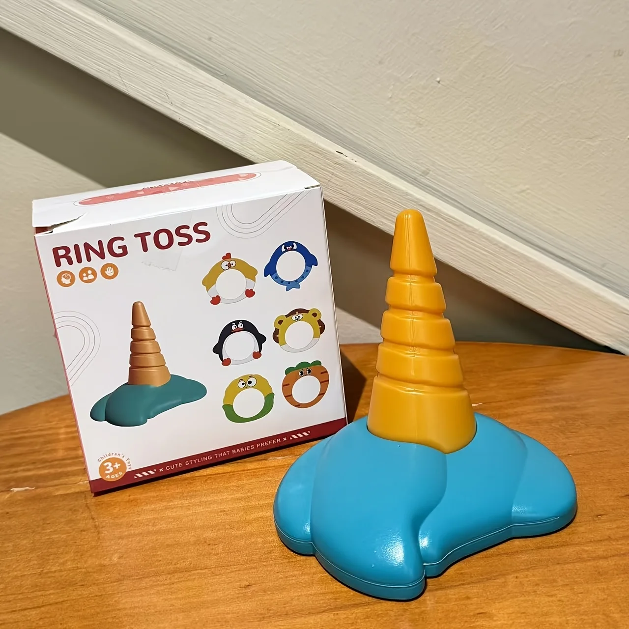 Niños divirtiéndose al aire libre con el juego de anillos
