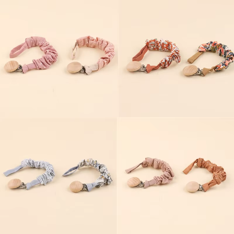 Set de chupetes de algodón con diseño floral y clip de madera