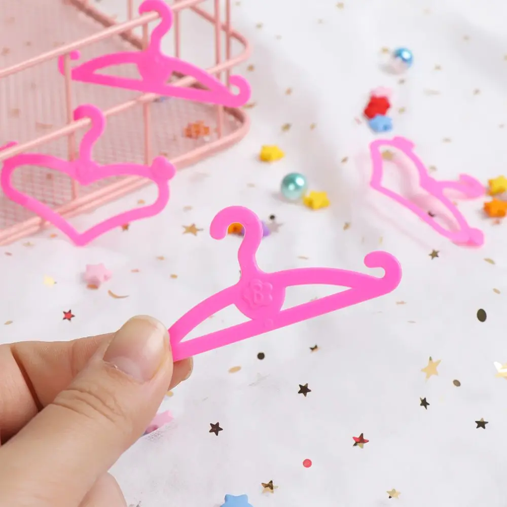 Perchas miniatura rosa para casa de muñecas escala 1:6 - imagen 5