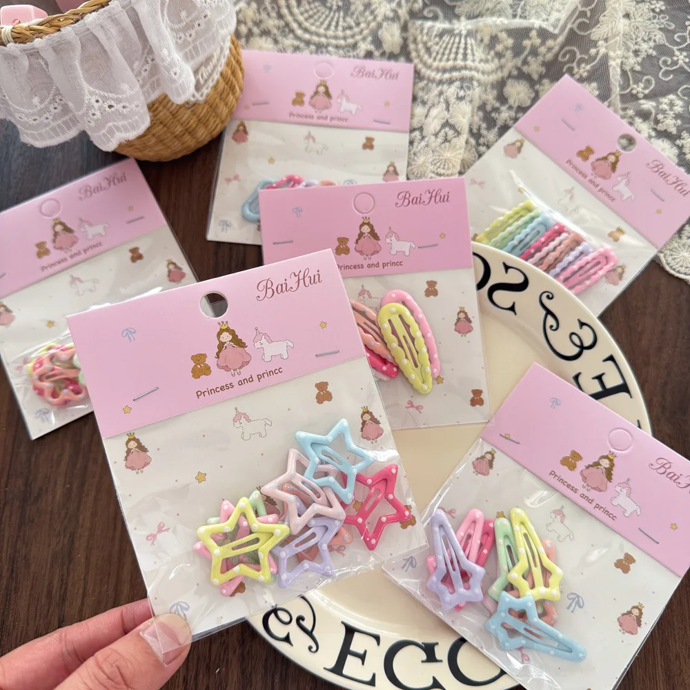 Clips laterales con detalles brillantes