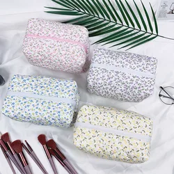 Bolsa de cosméticos acolchada floral para viaje con organizador