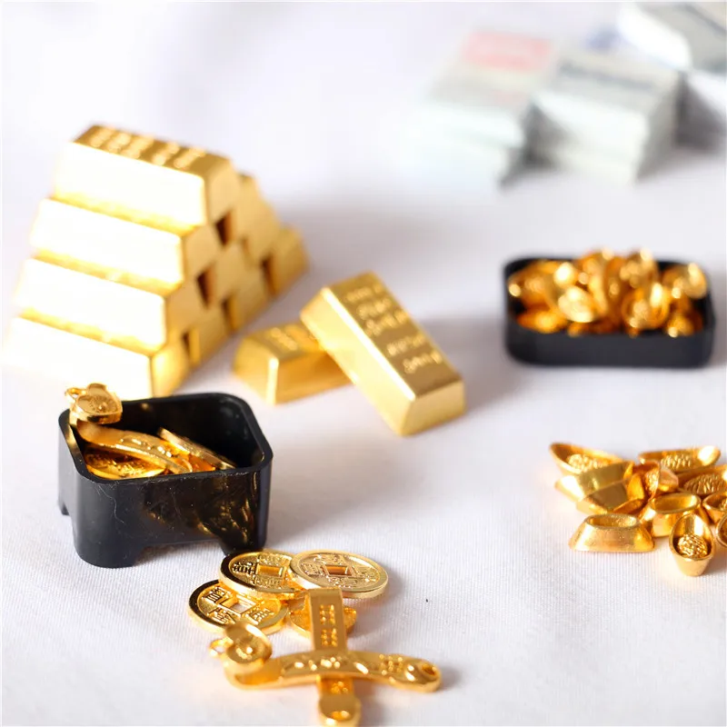 Monedas decorativas doradas pequeñas