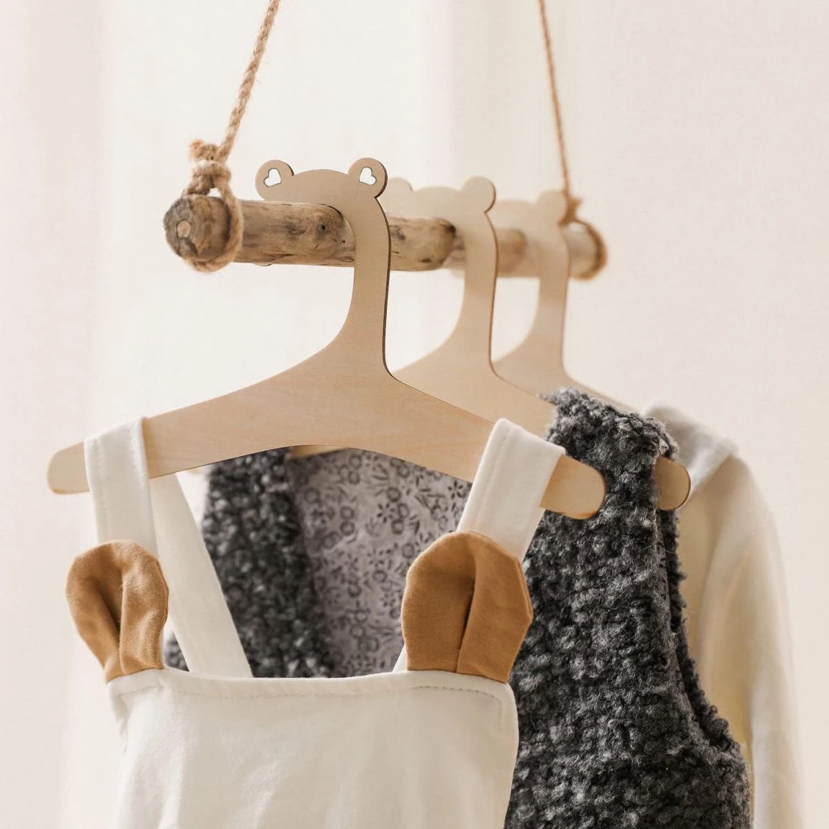 Colgador de ropa infantil en madera con corazón y orejas de conejo - imagen 2