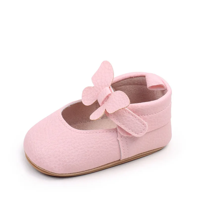 Zapatos de bebé en uso durante paseo otoñal
