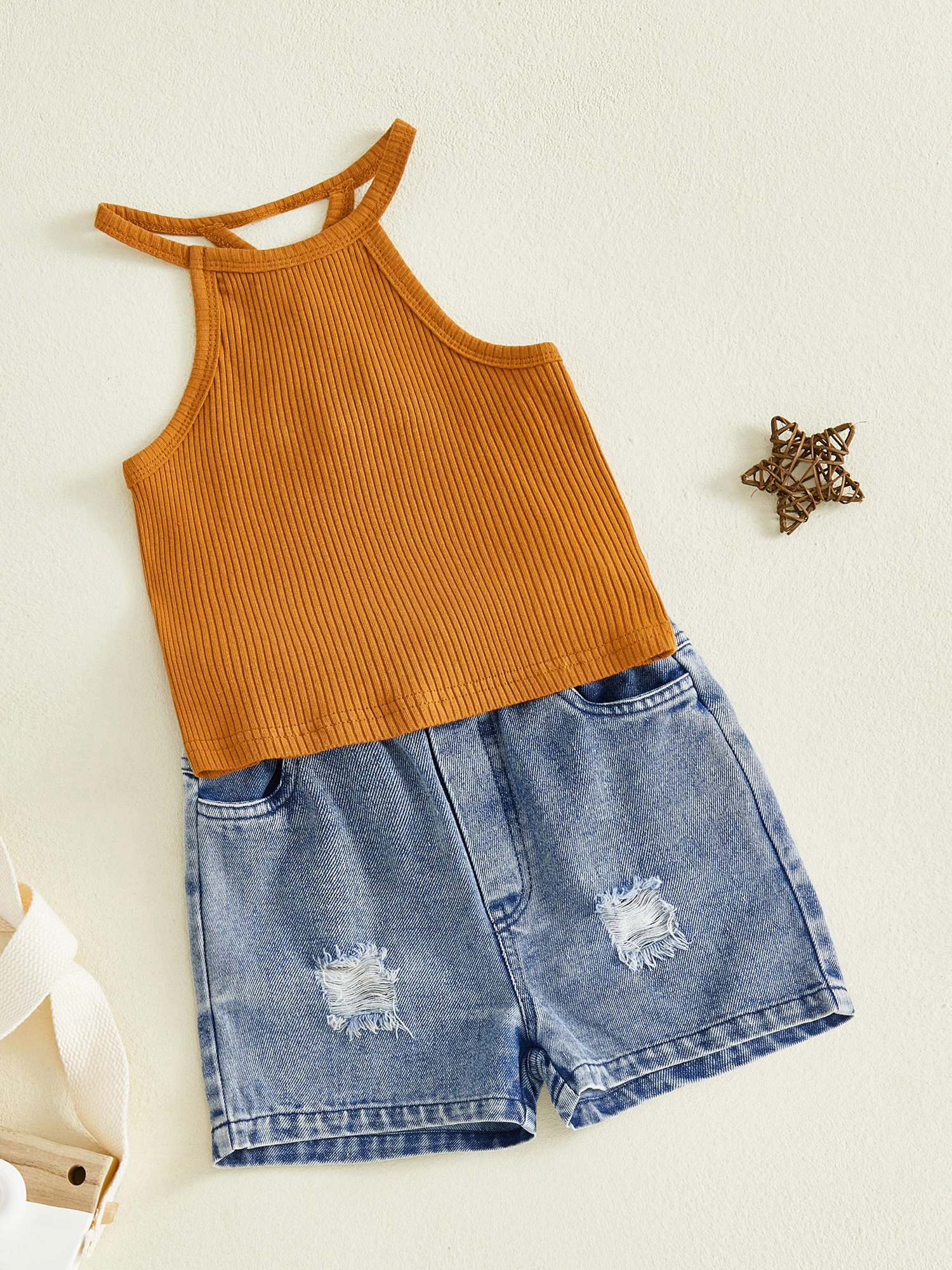 Shorts vaqueros rasgados, look veraniego