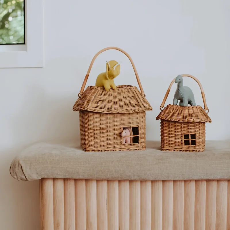 Cesta de mimbre en dormitorio como organizador infantil
