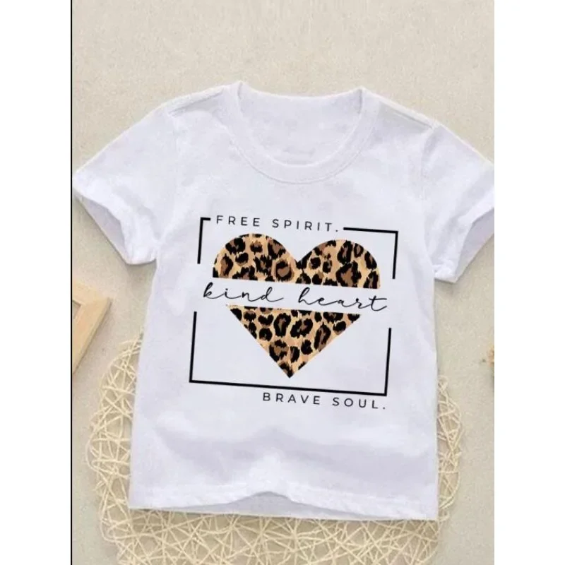 Camiseta manga corta para niño con corazón y estampado leopardo