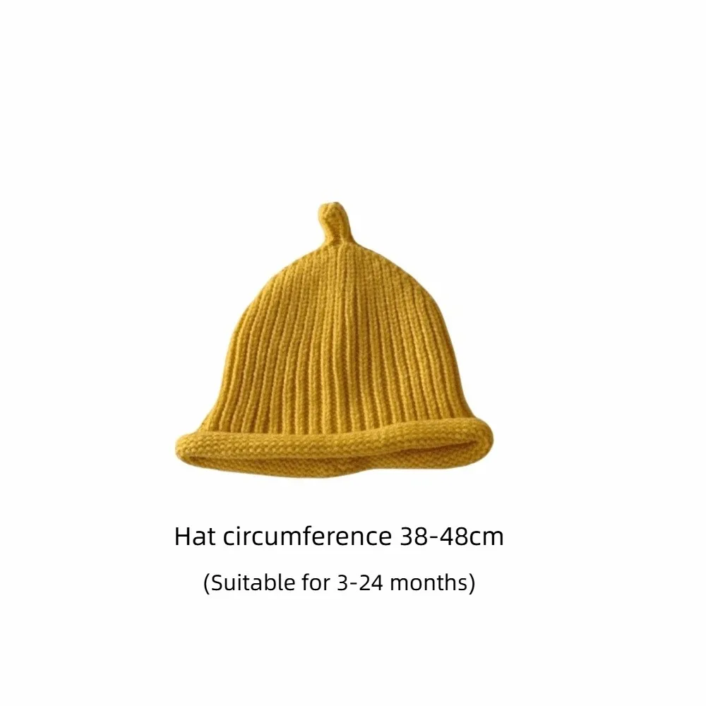 Gorro de punto amarillo en bebé