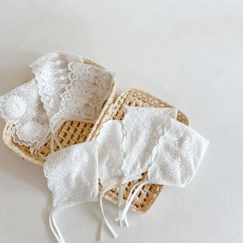 Gorro de encaje floral para recién nacido – Blanco algodón suave - imagen 5