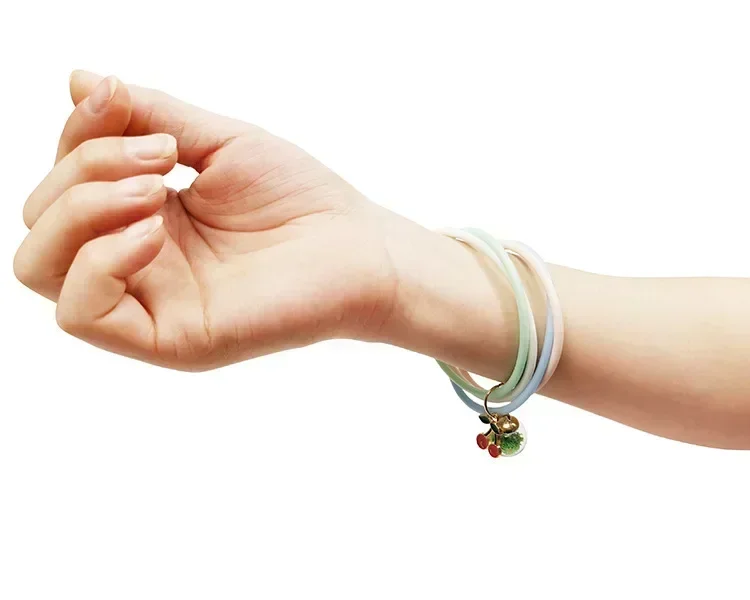 Niño con la pulsera