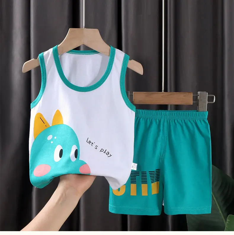 Conjunto completo verde y blanco sobre bebé de pie
