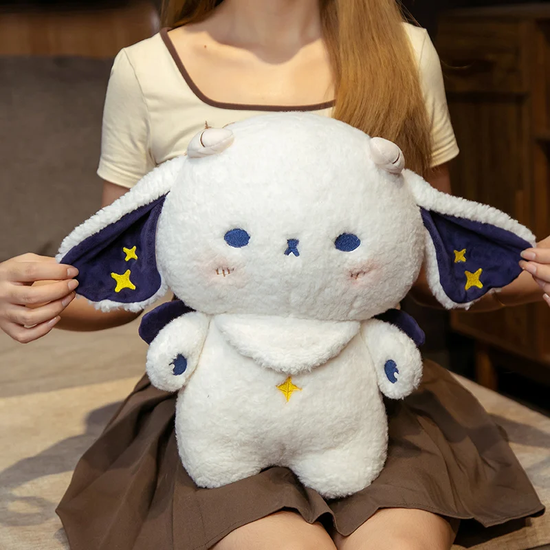 Detalle del rostro y las orejas de la oveja de peluche
