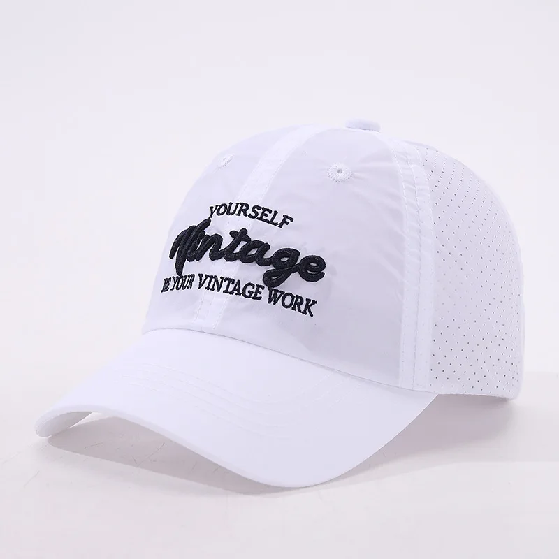 Detalle del diseño transpirable de la gorra