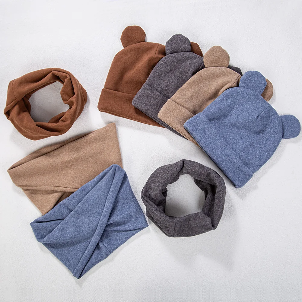 Gorro con orejas de oso y bufanda en tono neutro