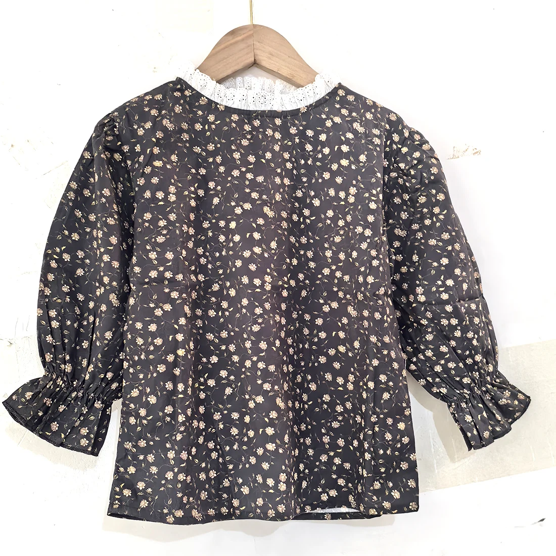 Camiseta manga larga de algodón con volantes florales - imagen 2