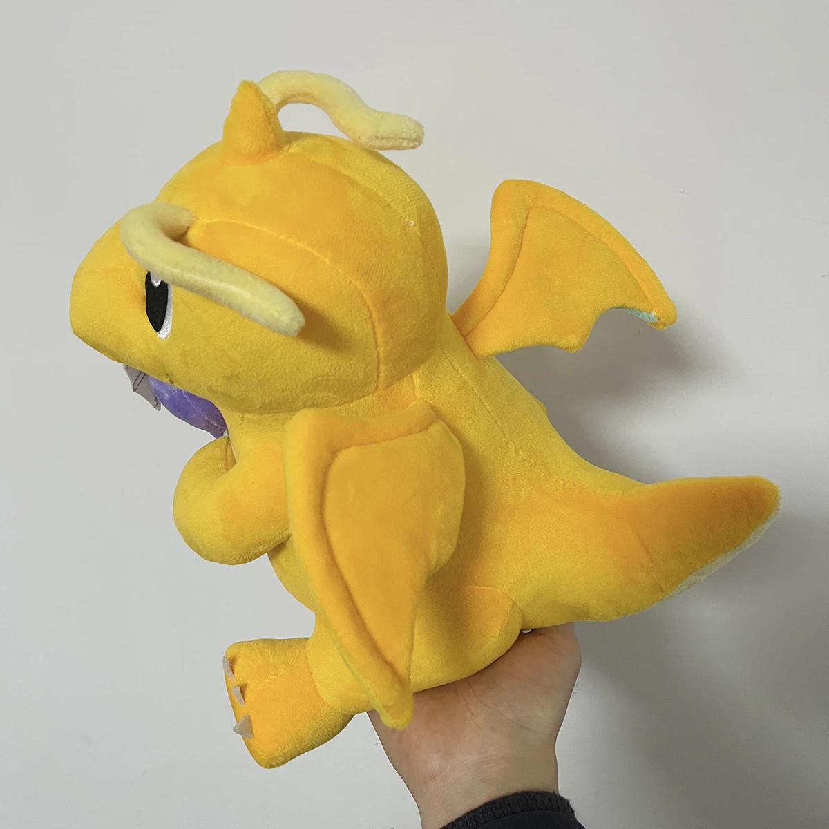 Peluches de Pikachu con expresión amigable y detalles bordados