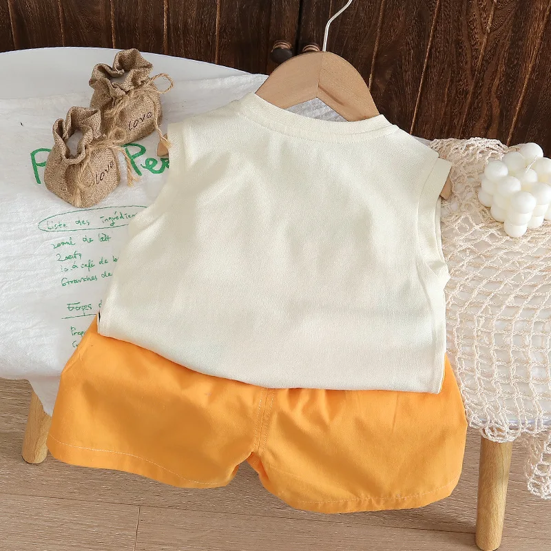 Detalle de ropa infantil deportiva verano