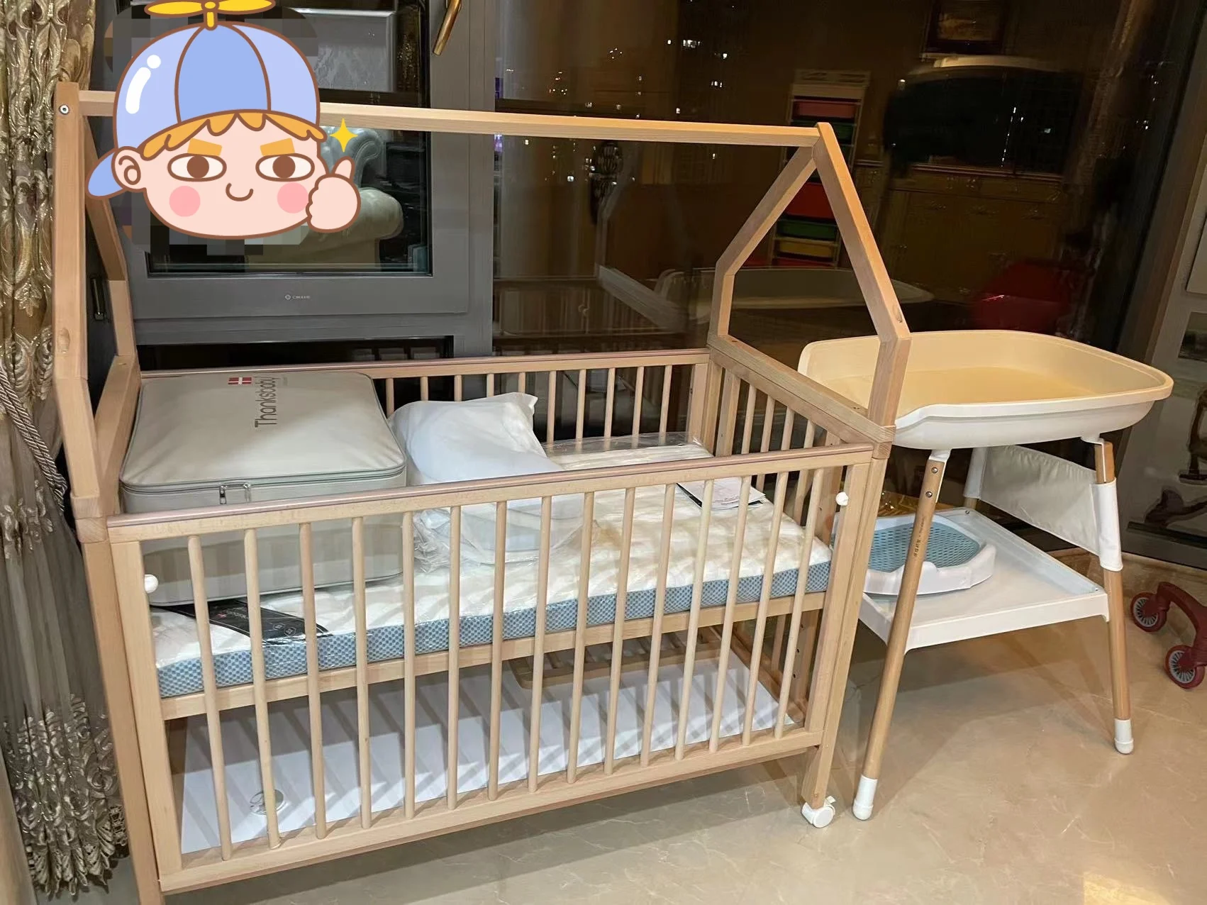Mesa cambiadora de madera con superficie para el cuidado del bebé