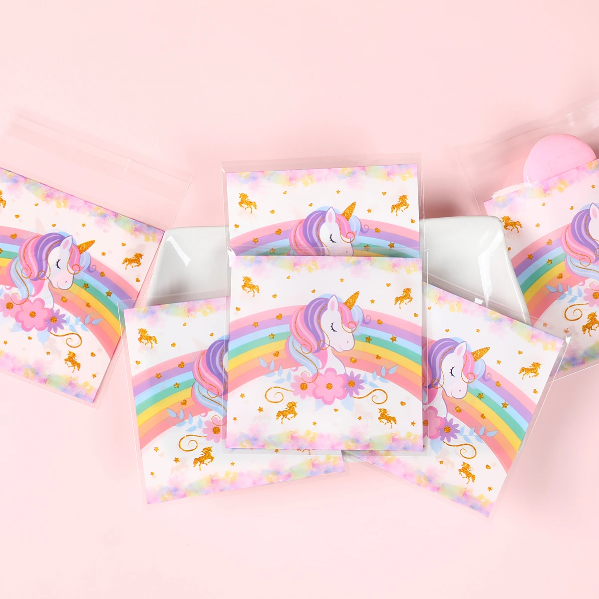 Bolsas abiertas listas para rellenar con dulces y pequeños obsequios