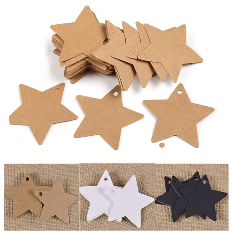 Detalle de etiquetas kraft estrellas sobre tela de lino natural
