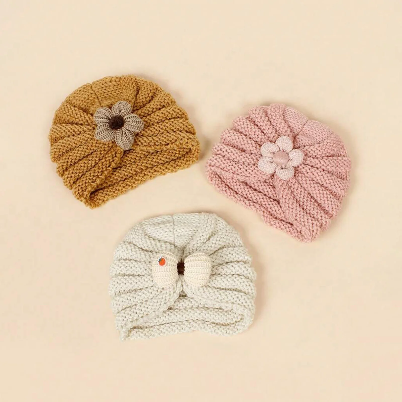 Turbante bonito con decoración floral