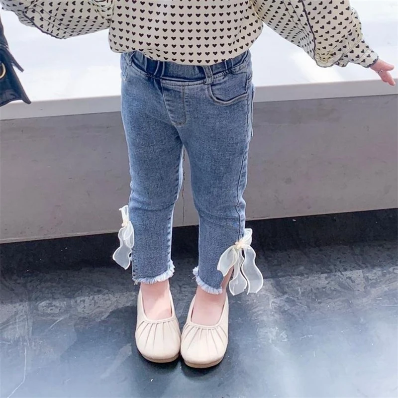 Detalle del lazo mariposa en vaqueros infantiles
