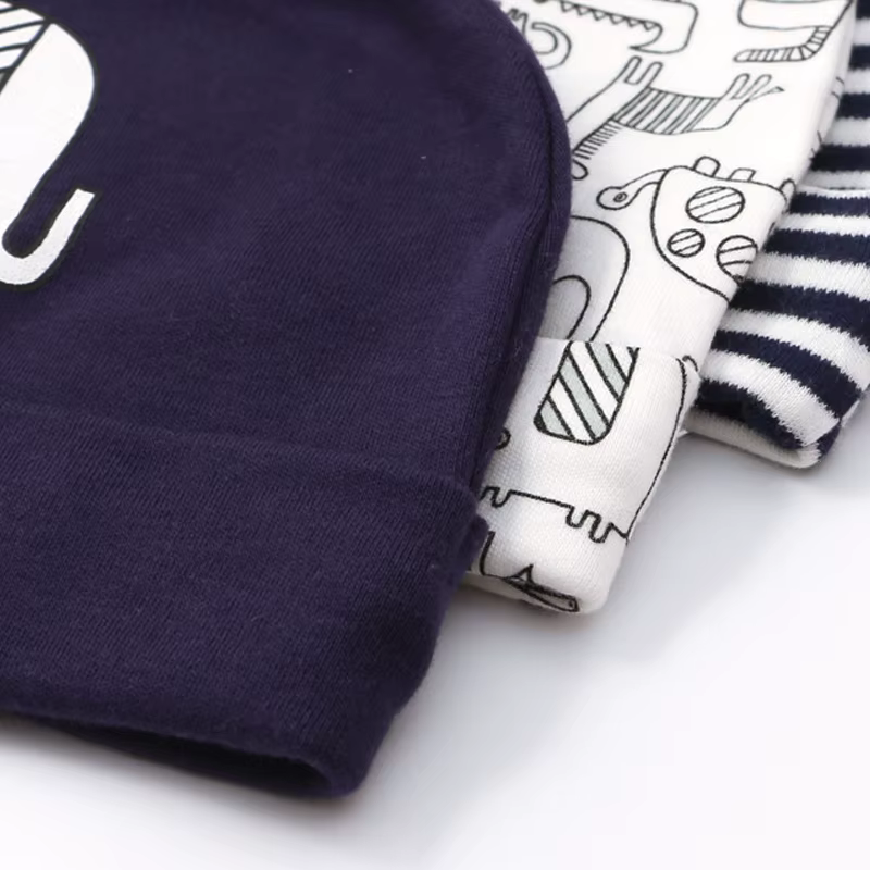 Bebé con gorro fetal cómodo y seguro