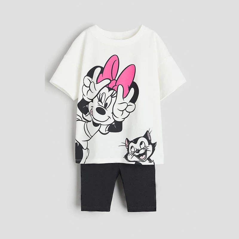 Conjunto de camiseta con estampado y pantalón corto para niña