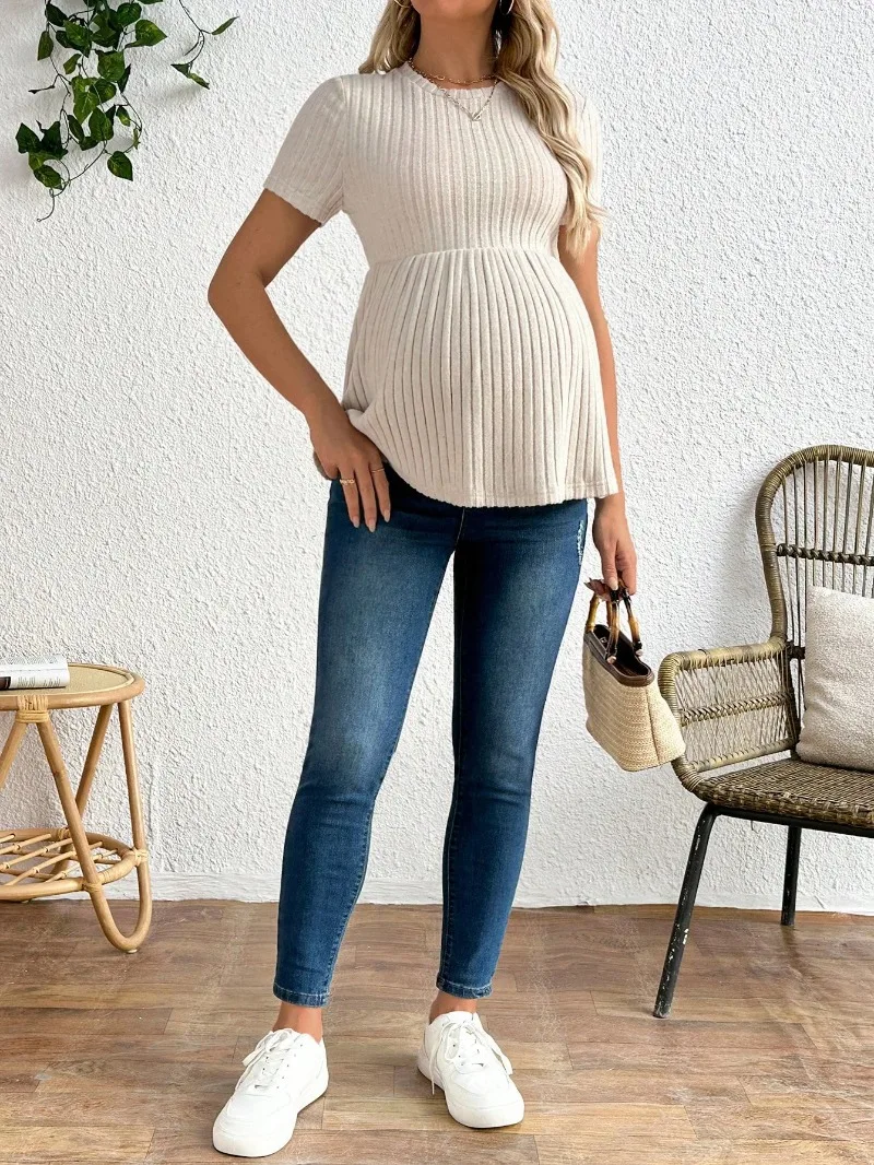 Detalle de los volantes del top en un look de maternidad