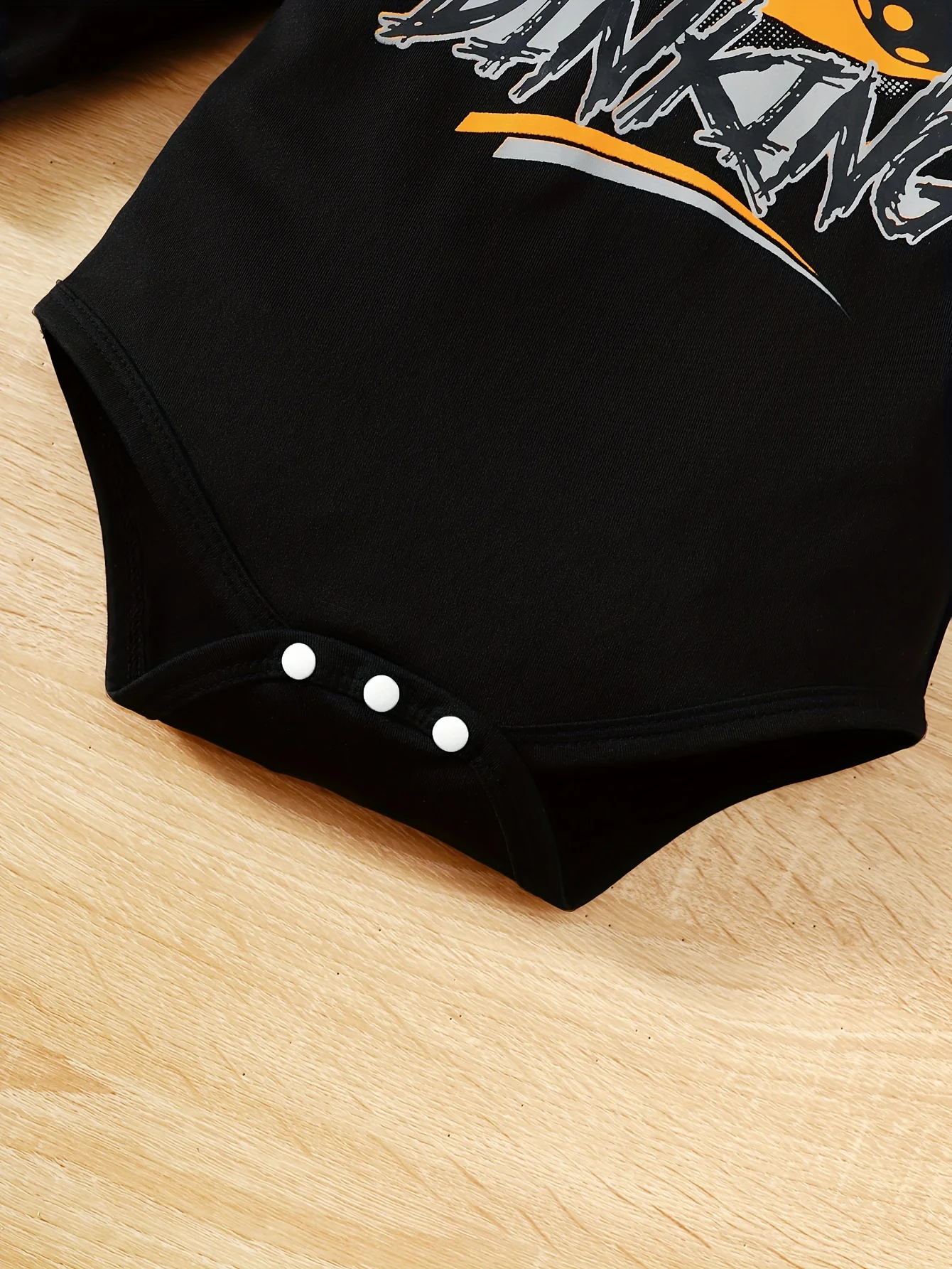 Conjunto de bebé con capucha negra estampado baloncesto - imagen 5
