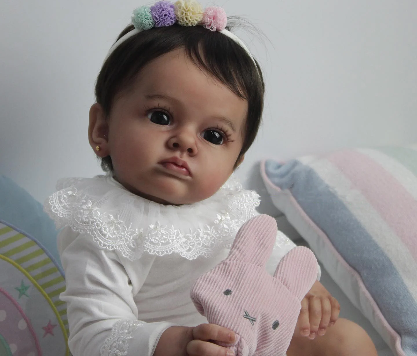 Muñeca vestida con chupete y biberón