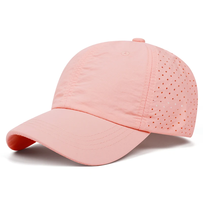 Detalle del cierre ajustable de la gorra infantil