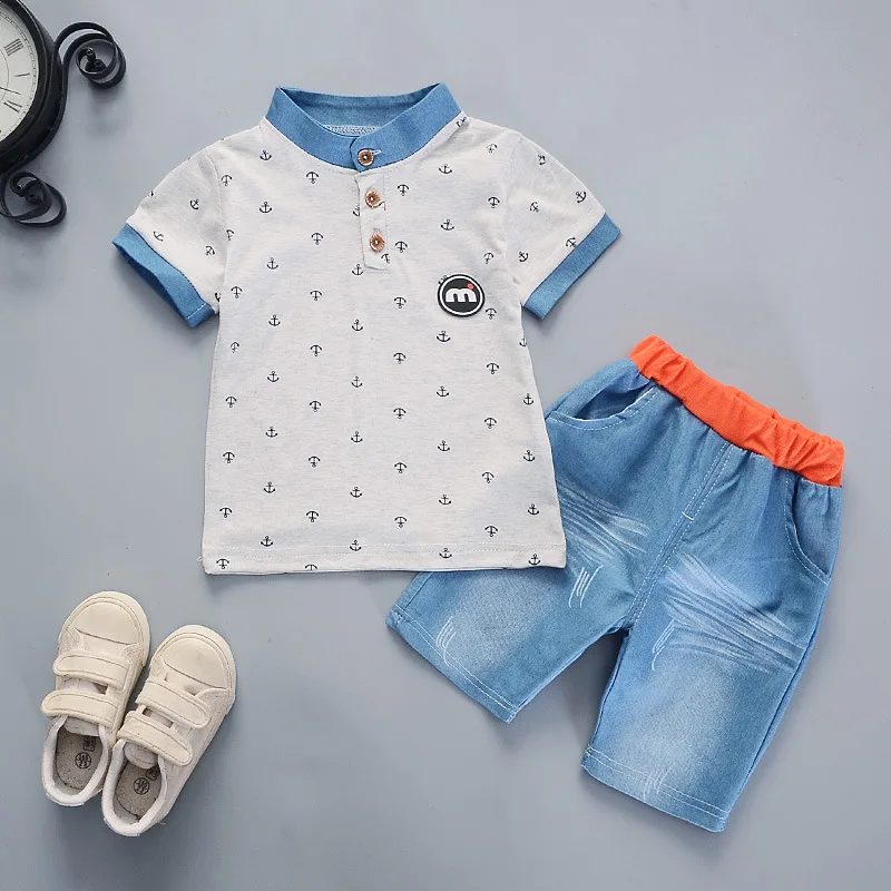 Conjunto de ropa infantil informal gris con pantalones cortos