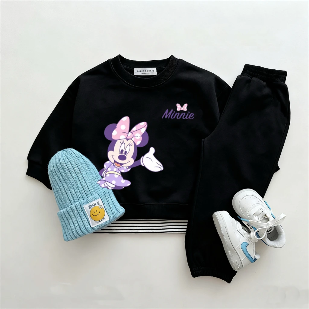 Composición completa del conjunto con sudadera y pantalón a juego