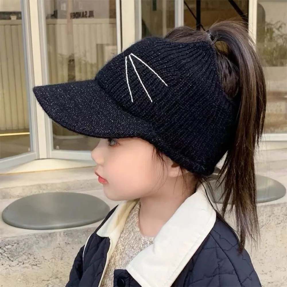 Gorro rosa visto de lado