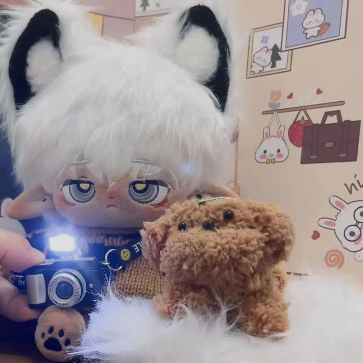 Detalle del peluche de gato negro