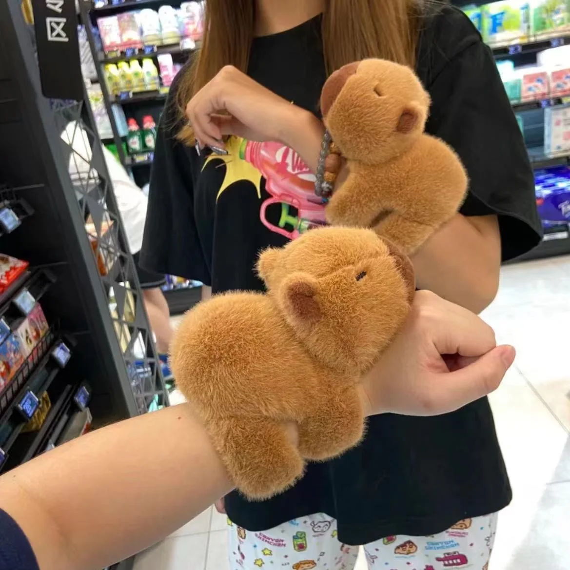 Pulsera infantil de felpa con capibara y cierre a presión - imagen 3