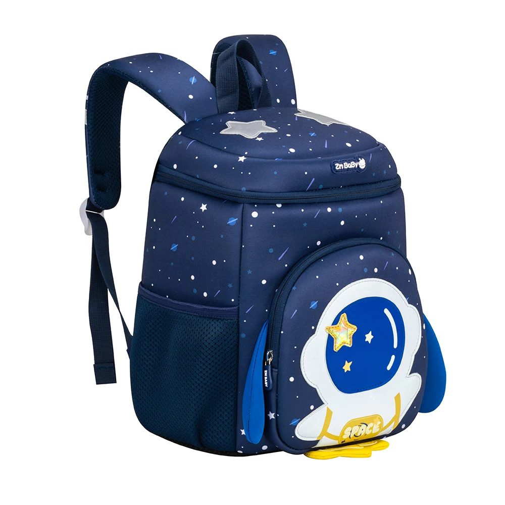 Relieve 3D del astronauta en la mochila infantil