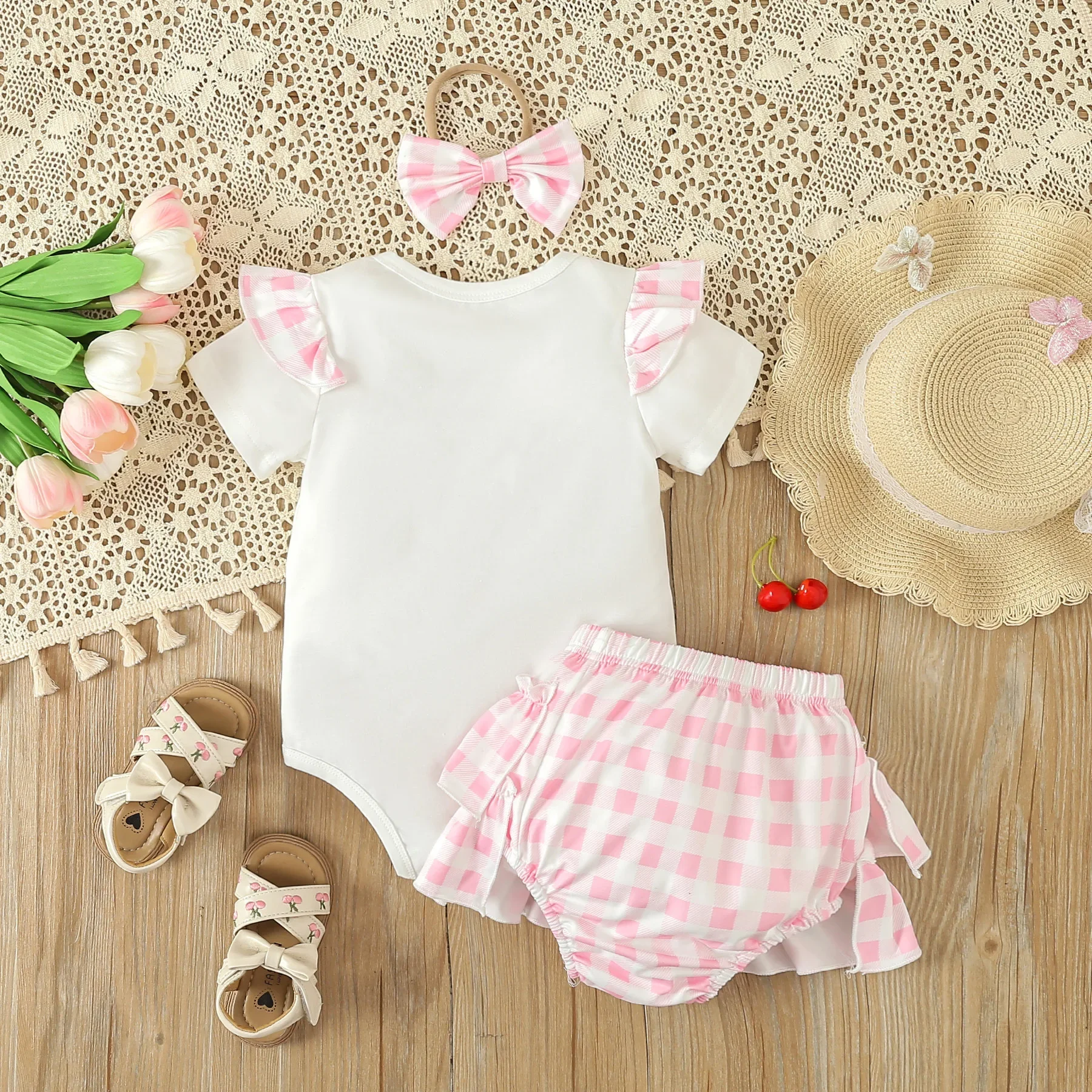 Conjunto bebé niña de verano: monos, camiseta y pantalón corto con lazo - imagen 4