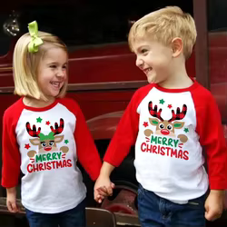 Camiseta Navidad infantil con estampado de ciervos
