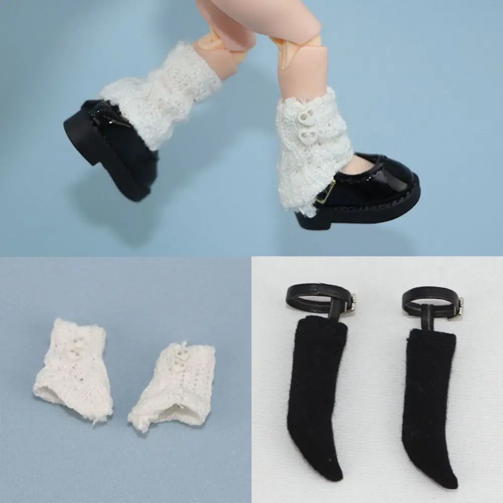 Par de calcetines blancos sobre superficie neutra