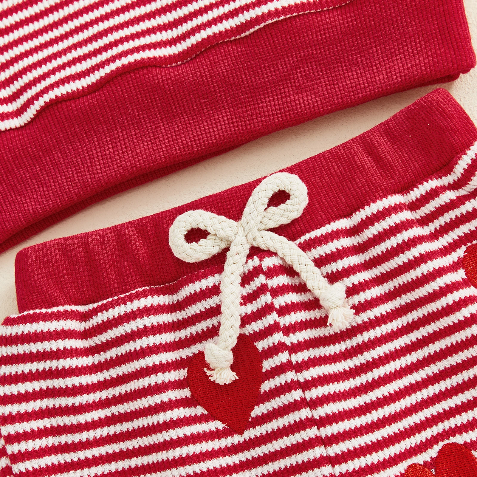 Conjunto bebé San Valentín: camiseta larga y pantalón corazón bordado - imagen 4