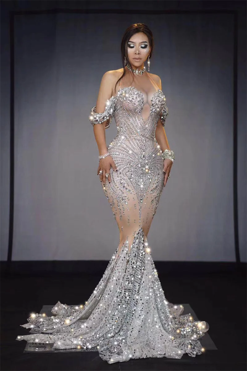 Vestido premamá elegante con pedrería y hombros descubiertos - imagen 4