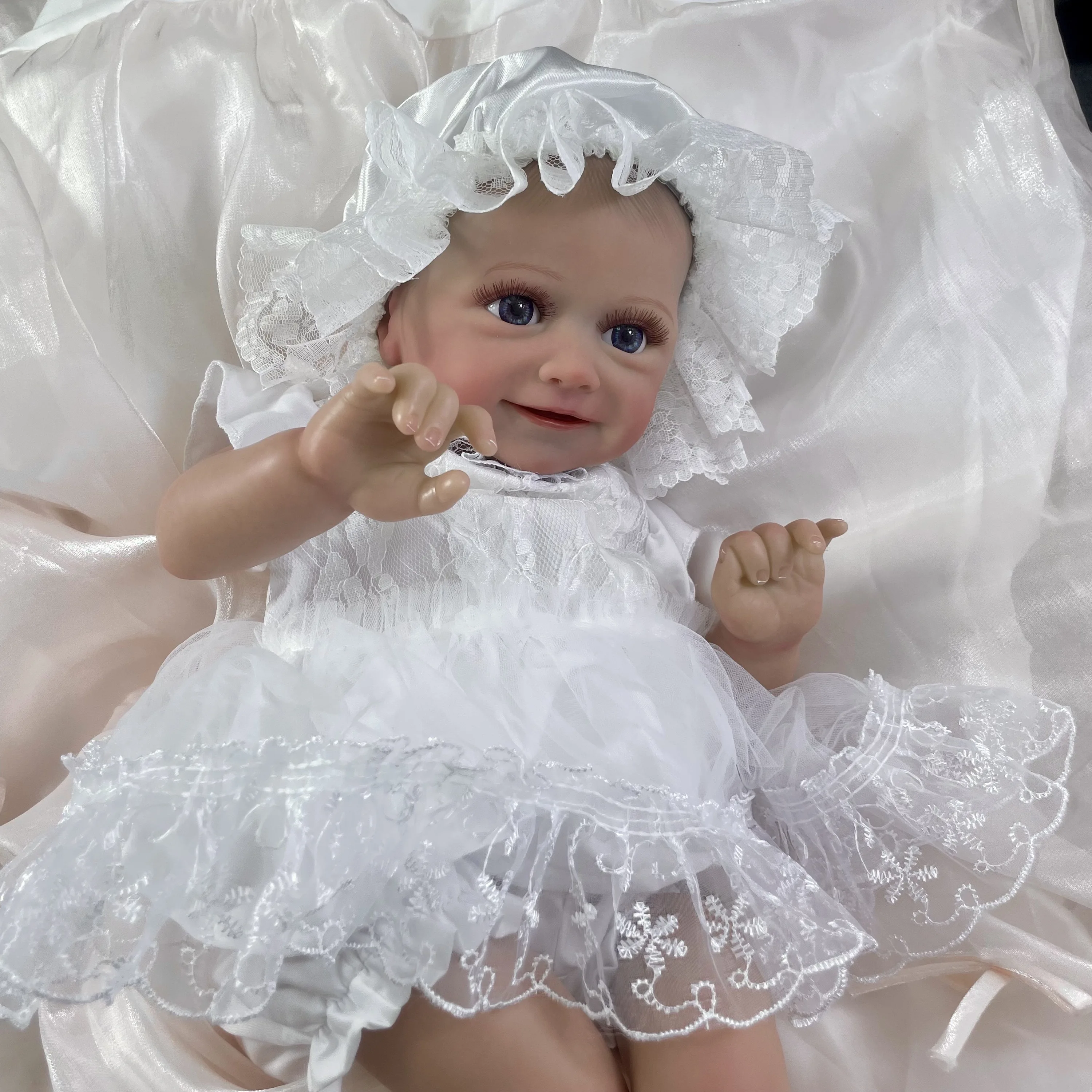 Muñeca reborn Petya con cuerpo de silicona y piel pintada - imagen 4