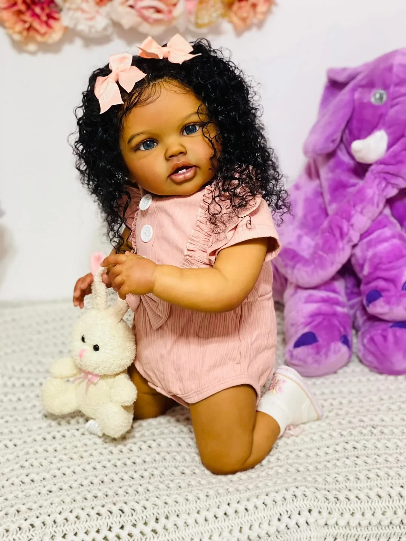 NPK Lottie muñeca reborn bebé piel marrón oscuro tacto suave - imagen 3